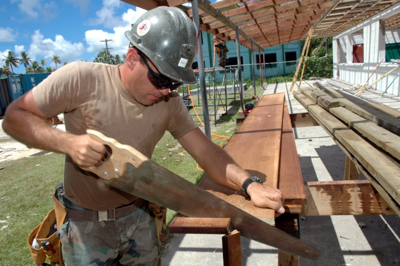 ebeniste-ST ANTONIN-min_worker_construction_building_carpenter_male_job_build_helmet-893290